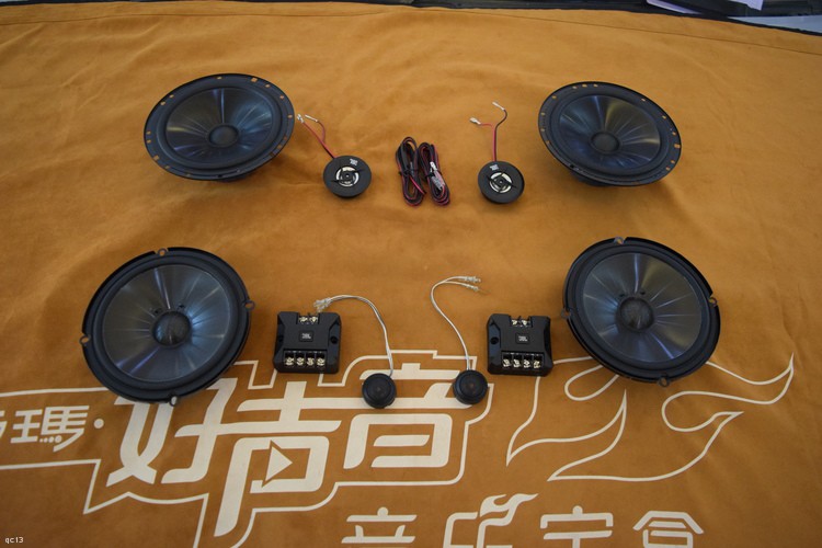 昆明三菱帕杰羅汽車音響改裝美國哈曼JBL喇叭，昆明發燒友汽車音響